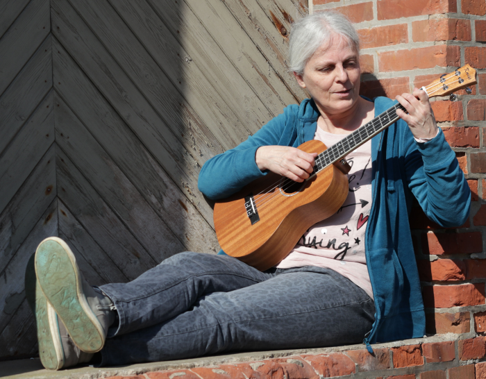 Jutta Bariton Ukulele 700